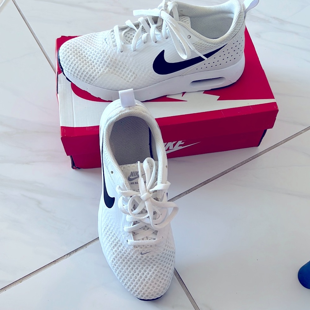Nike Air Max. NWT. sz 5.5 youth.